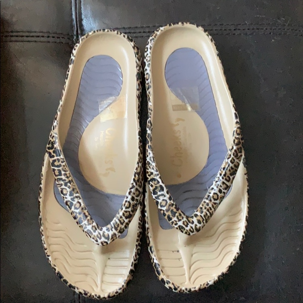 Never worn Cheeks sandals in leopard sz 8
